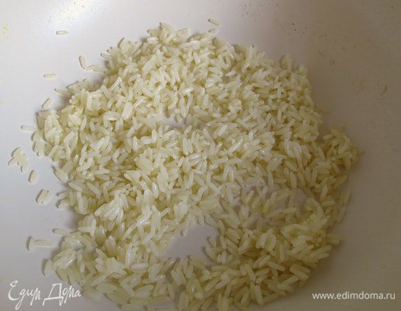 Рис отварите, добавьте небольшое количество оливкового масла, перемешайте и выложите первым слоем на дно салатника.