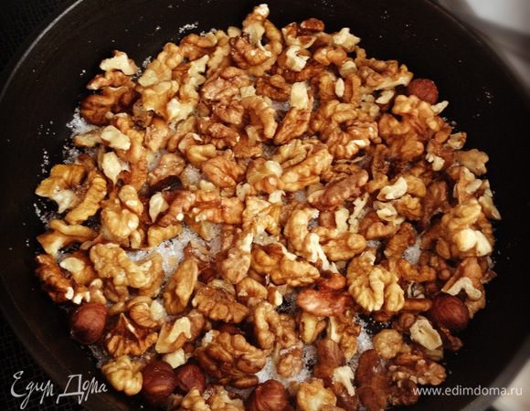 В сковороду засыпаем сахар и орехи, прогреваем. Когда сахар начинает таять заливаем сок. Смесь начинает кипеть и бурлить, но мы активно мешаем и не отвлекаемся) Когда сок выпарится, перекладываем орехи в форму и ставим её в духовку на 10 минут при 180 градусах.  После этого вынимаем орешки из духовки и оставляем до застывания глазури) 