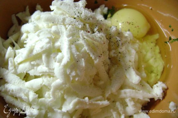 Адыгейский сыр натереть на терке и перемешать со шпинатом и яйцом. Можно добавить молотый перец.