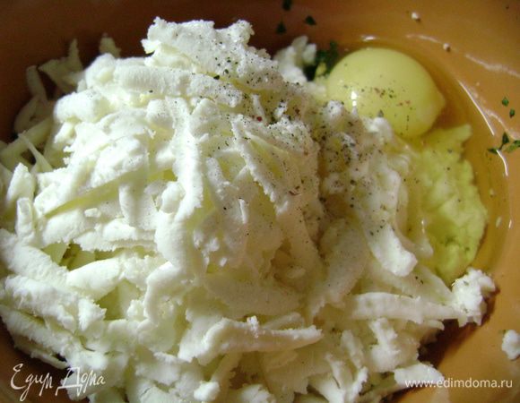 Адыгейский сыр натереть на терке и перемешать со шпинатом и яйцом. Можно добавить молотый перец.