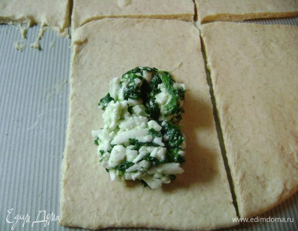 Положить начинку на один край и накрыть её вторым краем.