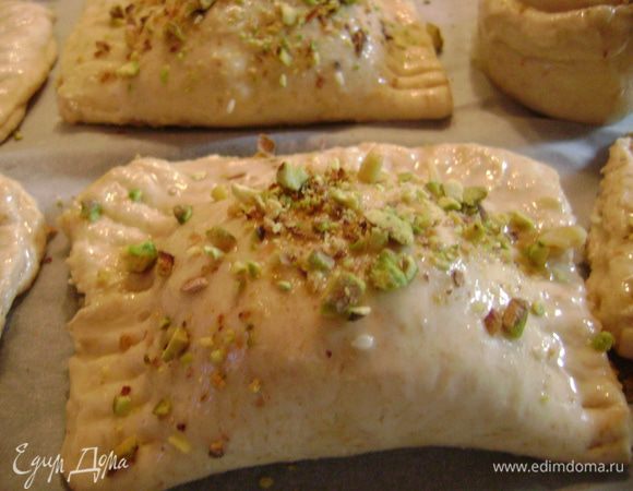 Смазать пирожки яйцом, посыпать рублеными фисташками. 