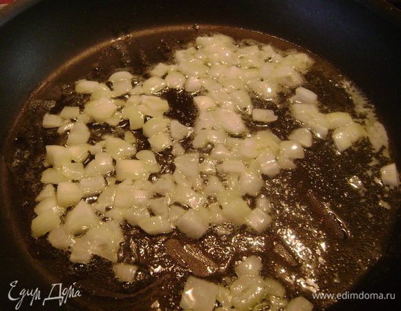 Нагреть духовку до 200 гр. Растопить сливочное масло и обжарить в нем лук, нарезанный мелкими кубиками, 5 мин.