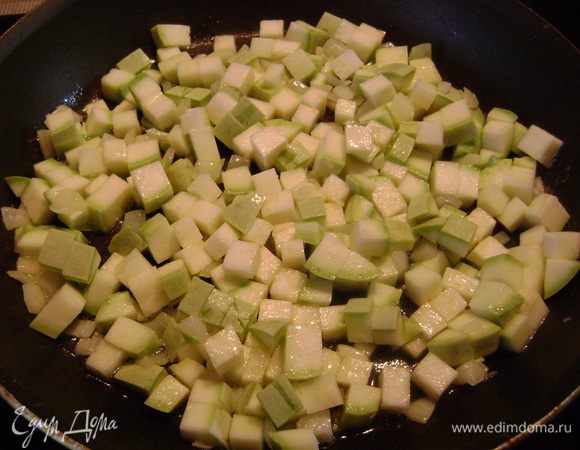 Положить кабачок, нарезанный мелким кубиком, и готовить ещё 5 мин.