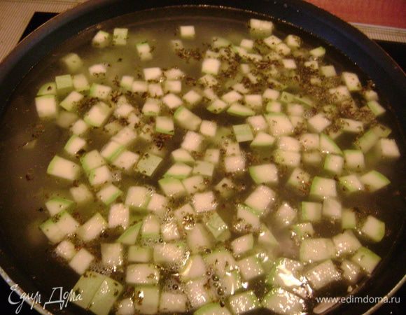 Влить бульон (воду), добавить чабрец, майоран и тушить 3 минуты.