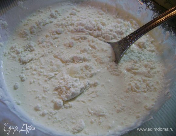 Смешать муку со сливками и горчицей.