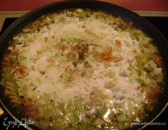 Вылить сливочную смесь в сковороду и, помешивая, довести до кипения.