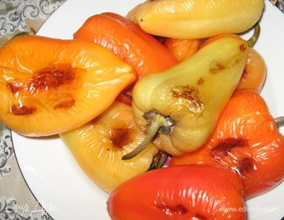 Перцы берите красные - красивее получается, у меня, как говорится, что было. Целиком запекаем их на сковороде "по-сухому", т.е. без масла, вместе с баклажанами, но по времени это будет дольше - минут 20 - 25. Трогайте их, проверяя на мягкость и хотя бы два раза переверните, пока пекутся.