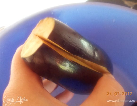 Баклажаны вымыть , отрезать кончики и разрезать вдоль по краю (не до конца).