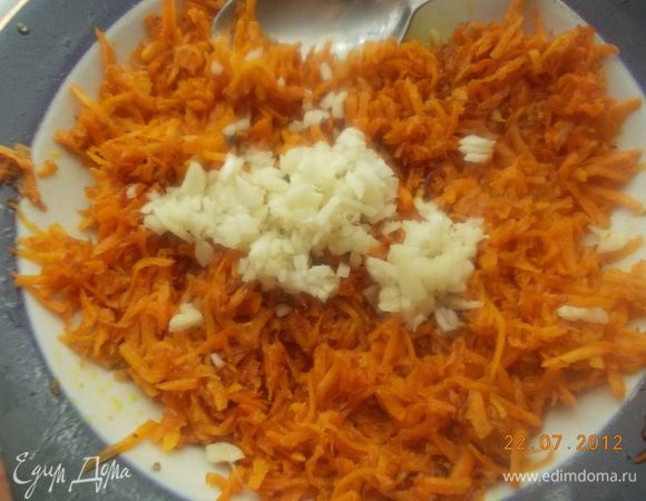 Натёртую морковь обжарить в масле и добавить в неё мелко порезанный чеснок.