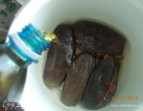 Нафаршированные баклажаны складываем в эмалированную или стеклянную посуду. Каждый слой поливаем маслом.