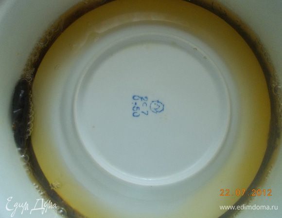 Сверху положить тарелку и придавить чем нибудь, не сильно тяжелым. Баклажаны должны быть покрыты маслом.