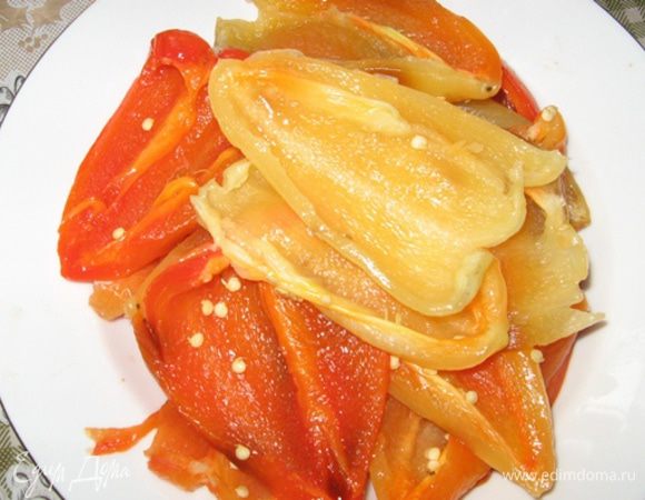 Готовые перцы переложите в пакет, чтобы попотели остывая, так их от  шкурки лучше чистить. Почистите от шкурки, от ножки, от семян и разрежьте на 2 части.