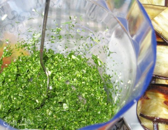 Чеснок и зелень измельчите в блендере или мелко порубите.