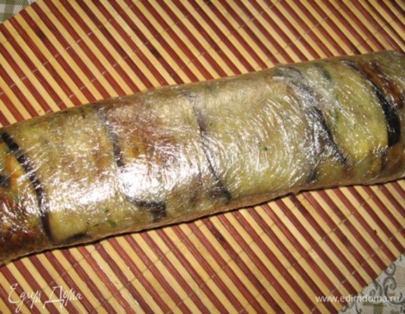 Теперь аккуратно с помощью пленки (я еще циновку для суши приспособила) сверните плотный рулет и замотайте края. Уберите на пару часов (а еще лучше на ночь) в холодильник.