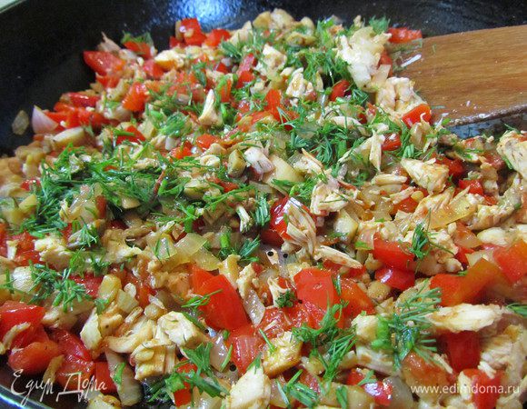 Шампиньоны промыть под проточной водой, удалить ножку (она пойдёт в начинку). Приступаем к начинки: мелко шинкуем репчатый лук, болгарку, помидор, мясо, ножки от грибов. Всё обжариваем на растительном масле, приправив солью, перцем и соевым соусом. В конце добавить измельчённую зелень укропа.