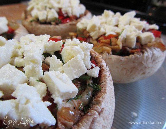 Шляпки натереть солью и перцем. И начинить приготовленной начинкой. Сверху начинки выкладываем мелко нарезанный адыгейский сыр. Выкладываем шляпки на смазанный растительным маслом противень и ставим в разогретую до 180 градусов духовку, на 30-35 минут. Я добавляю в противень чуть-чуть водички, чтобы шампиньоны не усыхали при запекании. Всем приятного аппетита, дорогие!!!!!