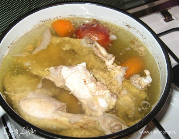 В первый день я готовила бульон и начинку. Курицу разберите на куски как вам нравится, залейте водой, положите лук в шелухе (золотистость бульону придаст), морковку и корень петрушки, посолите  и сварите "опупенный" прозрачный вкусный куриный бульон! :)