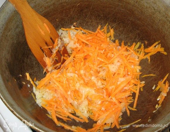 Для начинки лук нарежьте кубиками, морковь натрите на терке и пережарьте их на растительном масле.