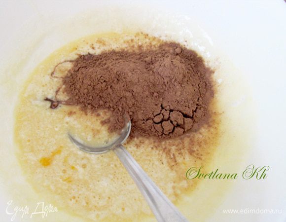 Эту смесь разделить на 2 части. В одну добавить какао и ложку муки.