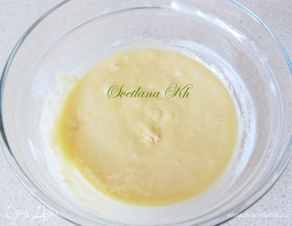 В другую часть положить 2 ст. ложки муки. Следите, чтобы тесто не было сильно густым, оно должно стекать с ложки. Все очень просто.