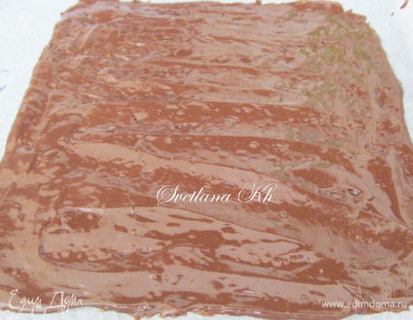 Выложить темное тесто на противень, разровнять. У меня теста было не на весь противень.