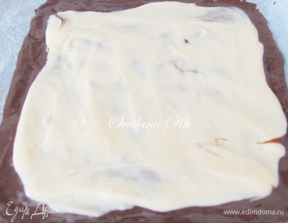 Поверх темного теста выложить светлое.