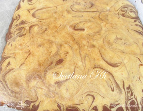 Готовый бисквит, еще горячий, перевернуть на полотенце, посыпанное сахаром. И аккуратно свернуть рулетом. Оставить остыть.