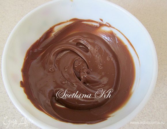 Шоколад растопить в микроволновке.