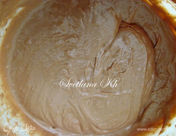 Соединить сливки с шоколадом и хорошо охладить.
Развернуть рулет и смазать его кремом. Поставить на холод для застывания. Я не удержалась и не стала ждать застывания крема.......