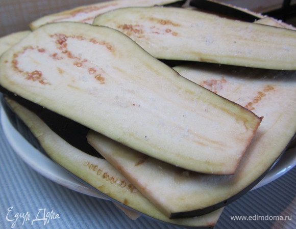 Баклажаны нарезаем вдоль на пластины, посыпаем солью и на время забываем про них. 