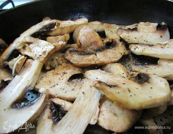 Грибы нарезаем пластинками и обжариваем на растит. масле, приправив солью и перцем. Также поступаем с луком и помидорами, нарезанными кольцами, обжариваем с двух сторон.