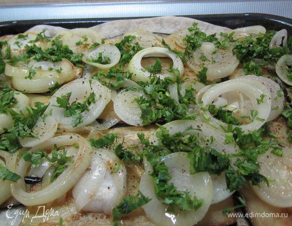 Лаваш режем на 6 равных частей прямоугольной формы (по размеру противеня). Когда у нас всё готово, приступаем к сборке пирога. Укладывая слои в смазанную форму, в следующем порядке. Лаваш, баклажаны, лук, зелень.