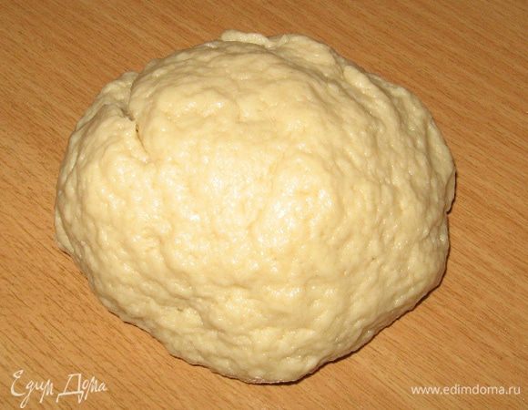 Делаем тесто. Оно в буквальном смысле замешивается за считанные минуты, дольше пирожки крутить будем!
Итак, муку обязательно просеиваем в миску, добавляем соль, сахар, воду, масло и ложкой замешиваем тесто. Затем домешиваем его руками чтобы муки на стенках не осталось и выкладываем на рабочую поверхность. Ничем ее не смазываем, масло из теста и без того вытекать будет. Соблюдете пропорции ингредиентов и все получится. Тесто будет очень мягким и эластичным