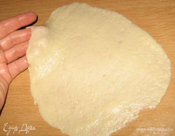 Каждый шарик раскатываем в овальную лепешку. Почти прозрачную. НО! Как я случайно для себя открыла (скомкав неудавшуюся) перед раскатыванием шарик помните и покатайте пару секунд в ладонях. Тесто станет текстурнее и не будет "дырявится".
