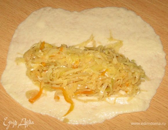 На широкий край лепешки выкладываем не стесняясь начинку.