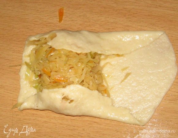 Загибаем боковинки и скручиваем в рулетик.