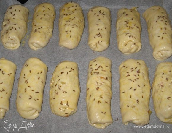 Выкладываем на подготовленный противень швом вниз, смазываем желтком и посыпаем тмином. Выпекаем при 200 градусах минут 30. Остывать можно их оставить прямо на протвене, накрыв полотенцем. Друг на дружку не выкладывайте - потеряют "товарный вид". Вот и все! Пиала бульона, куриное мясо и пирожок! Приятного аппетита :)