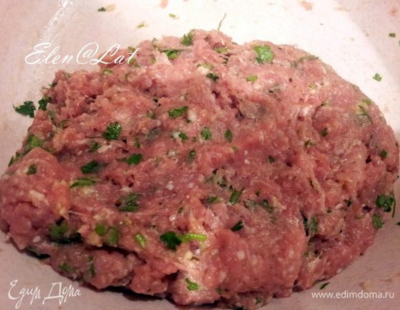 В мясной фарш добавить яйцо, петрушку, соль, перец, сухие травки хорошо перемешать.
