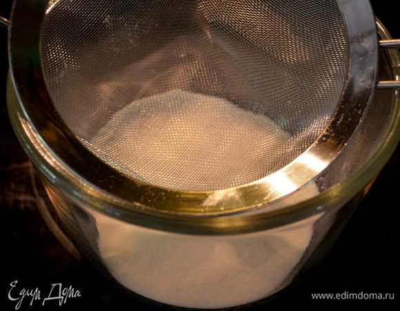 Разогреть духовку до 160 гр. Форму смажем маслом и присыплем мукой.
Муку и сахар просеем через ситечко.Отставим в сторону.