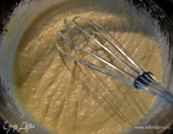 В другой чаше смешаем рикотту и апельсин. цедру хорошенько. Добавим сахар с мукой, перемешаем. Затем добавим по одному яйцу за раз, ванилин и соль, перемешаем.