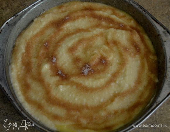 Выльем в форму, разровняем. Я, чтоб чизкейк смотрелся интересно, через кондит. мешок рассыпала спиралью 2 стол. л. сахара с 1 ч. л. корицы.