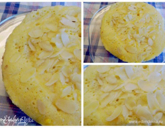 Яблоко вымыть, очистить от кожуры и семян, порезать на тонкие (2 мм) пластинки.
В мисочке для микроволновки взбить все ингредиенты для теста и вмешать яблоки. Сверху на тесто посыпать миyдальные лепестки. 
Мисочку с тестом поставить в центр вращающей плоскости и выпекать Шарлотку при мощности 800 3 минуты 30 сек. 
Аккуратно (!!!горячо!!!) достать из микроволновки мисочку, деревянной шпажкой проверить готовность Шарлотки. Достать её из мисочки и выложить на решётку на 25-30 минут, накрыв льняной салфеткой, остывать.
Всё готово. Нарезать и подавать с молоком или другим любимым напитком. Приятного аппетита!