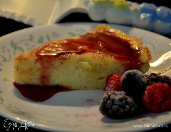 Поставим в разогретую духовку на 55 мин. Если сокращаете продукты, время выпечки сократите тоже, центр проверяйте спичкой. Готовый чизкейк по рецепту предлагается остудить и подавать холодным. Мне напоминает по вкусу запеканку творожную, поэтому предпочитаю ее есть теплой.Подаем к столу как любим.