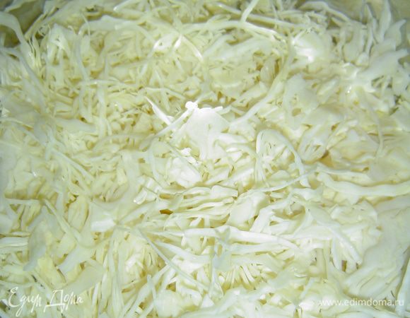 Шинкуем капусту.
