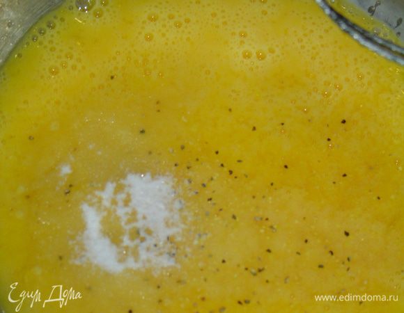 Взбиваем яйца, добавив соль, перец (по вкусу).