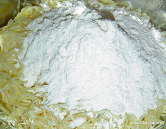 и добавляем муку, тщательно перемешиваем.