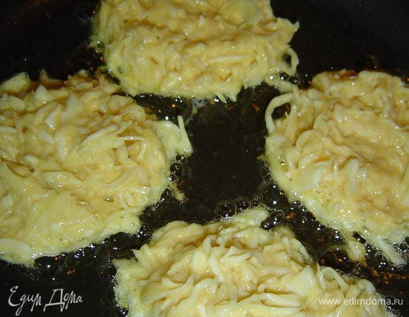 Ложкой выкладываем капустную массу на разогретую сковороду с растительным маслом.