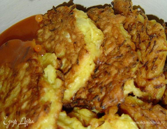 Капустники ребрышками укладываем в кастрюлю, добавляем томат,