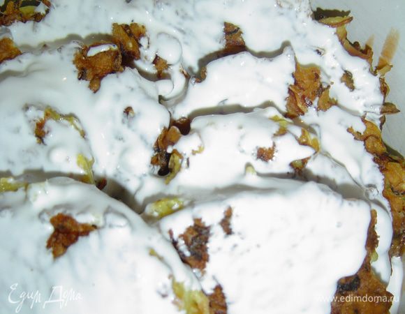 а сверху заливаем сметаной. Тушим 10 минут.